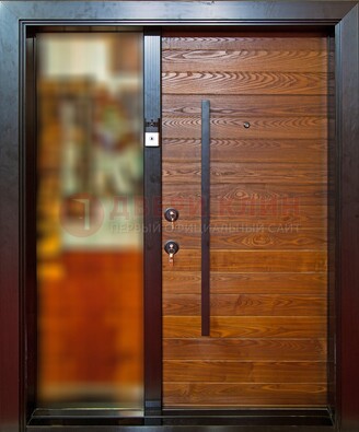 Коричневая входная дверь c МДФ панелью и стеклом ЧД-38 в частный дом в Истре