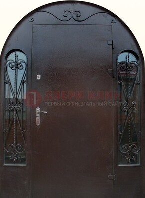 Арочная дверь со стеклом и ковкой ДА-16 под старину в Истре