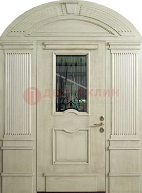 Белая входная дверь массив со стеклом и ковкой ДА-49 в Истре