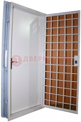 Белая стальная бронированная дверь с нитроэмалью ДБ-7 в Истре