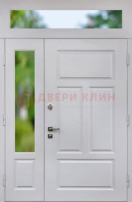 Белая полуторная железная дверь со стеклом и фрамугами ДФГ-10 в Истре