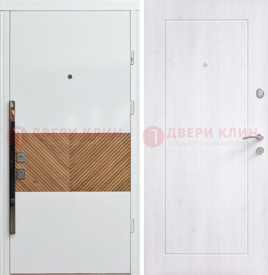 Белая железная дверь МДФ горизонтальной вставкой ДМ-265 в Истре