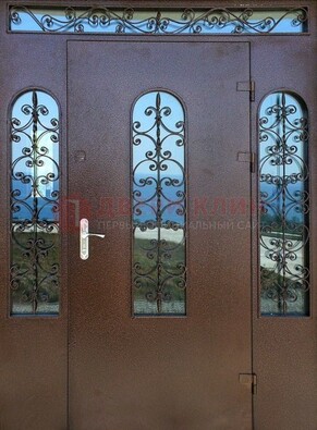 Железная парадная дверь со стеклом и ковкой ДПР-16 для общественных зданий в Истре