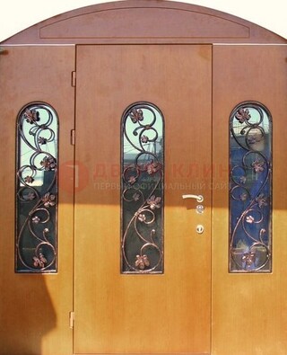 Парадная дверь со стеклянными вставками и ковкой ДПР-28 в общественное здание в Истре