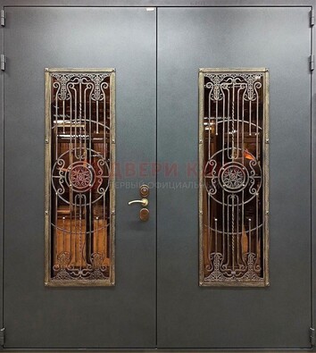 Входная металлическая парадная дверь со стеклом и ковкой ДПР-81 в Истре
