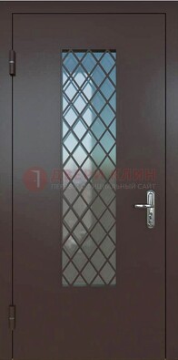 Темная металлическая дверь с решеткой и стеклом ДС-7 в Истре