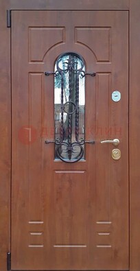 Темная железная дверь со стеклом и ковкой в коричневом цвете ДСК-154 в Истре