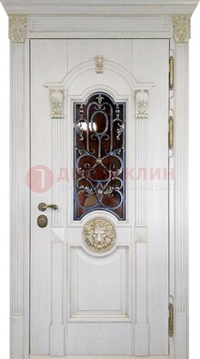 Белая железная дверь со стеклом и ковкой для кирпичного дома ДСК-155 в Истре