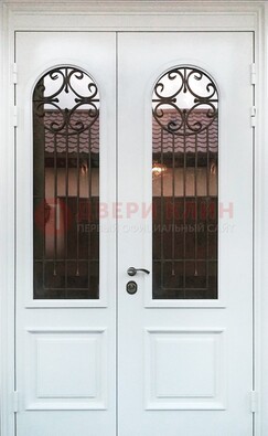 Белая стальная дверь стекло с ковкой и филенкой ДСК-201 в Истре