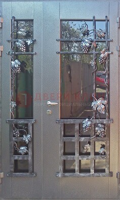 Распашная уличная дверь Порошок со стеклом и ковкой ДСК-221 в Истре