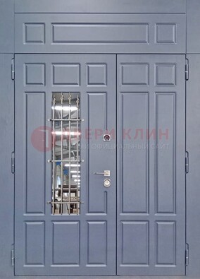Серая двухстворчатая дверь Винорит со стеклом и ковкой ДСК-234 RAL 7024 в Истре