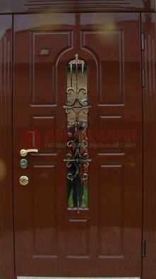 Красивая металлическая дверь со стеклом и ковкой ДСК-33 в Истре