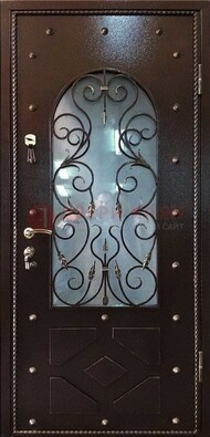 Влагостойкая дверь со стеклом и ковкой с декором ДСК-37 в Истре
