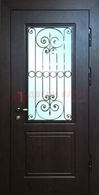 Железная дверь со стеклом и ковкой ДСК-65 для общественных зданий в Истре