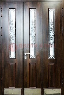 Входная дверь со стеклом и ковкой ДСК-72 в кирпичный дом в Истре