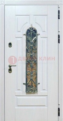 Белая остекленная металлическая дверь с ковкой ДСК-98 в Истре