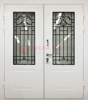Белая двухстворчатая уличная дверь Винорит со стеклом ДСТ-4 в Истре