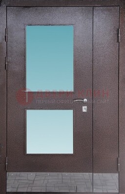 Коричневая тамбурная дверь со стеклянными вставками ДТМ-21 в Истре