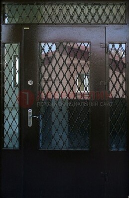 Коричневая тамбурная дверь со стеклянными вставками и ковкой ДТМ-32 в Истре