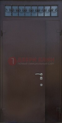 Коричневая тамбурная дверь со стеклянными вставками и ковкой ДТМ-39 в Истре
