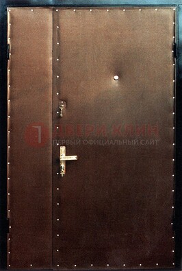 Коричневая тамбурная дверь с оформлением ДТМ-40 в Истре