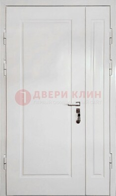 Полуторная металлическая дверь с МДФ в белом цвете ПЛ-24 в Истре