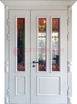 Белая полуторная металлическая дверь с витражом ВЖ-12 в Истре