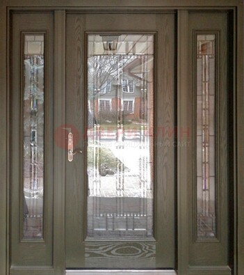 Коричневая стальная дверь с массивом дуба с витражом ВЖ-16 в Истре