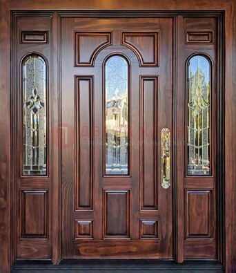 Железная классическая дверь с массивом дуба и витражом ВЖ-18 в Истре