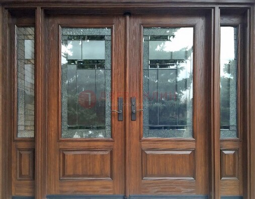 Распашная стальная дверь с массивом с витражом и фрамугами ВЖ-21 в Истре