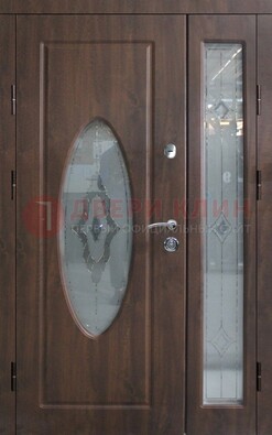 Коричневая двухстворчатая железная дверь с МДФ и витражом ВЖ-33 в Истре